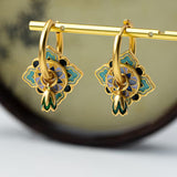 Šperk lakovanych nadechem sofistikovanosti par stylu