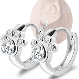 Malé kruhové náušnice s motivem tlapky – náušnice Huggie pro ženy