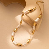 Náhrdelník obdelnikovymi bilymi zlatymi perlami vintage